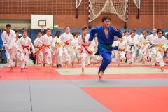 Verler-Judo-Cup-Aufwaermung-zweite-Gruppe-mit-Emil-vorweg